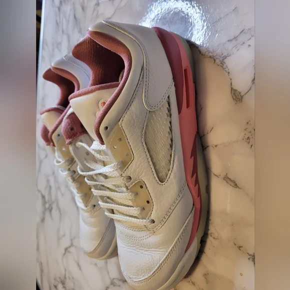 JORDANS.. youth, pink and white.. - Picture 2 of 6